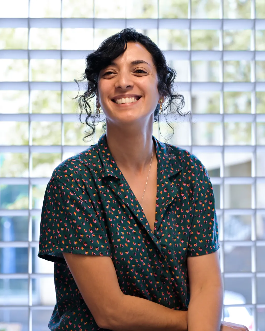 portrait d'amel zerourou souriante