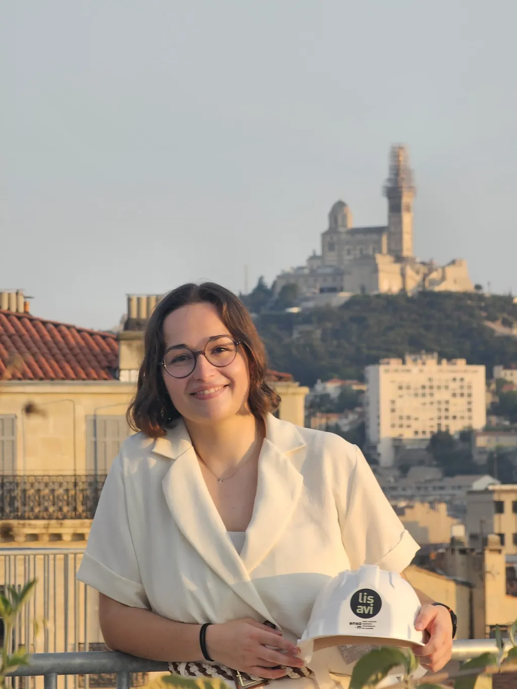 Portrait de Dorine Hemery avec la ville de Marseille en fond