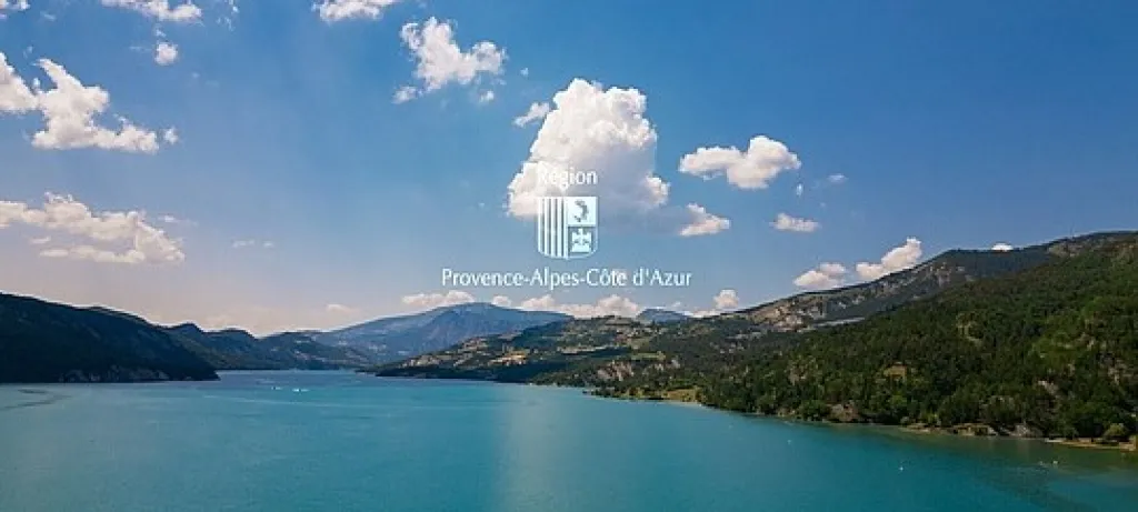 photo du lac de serre ponçon avec le logo de la région sud