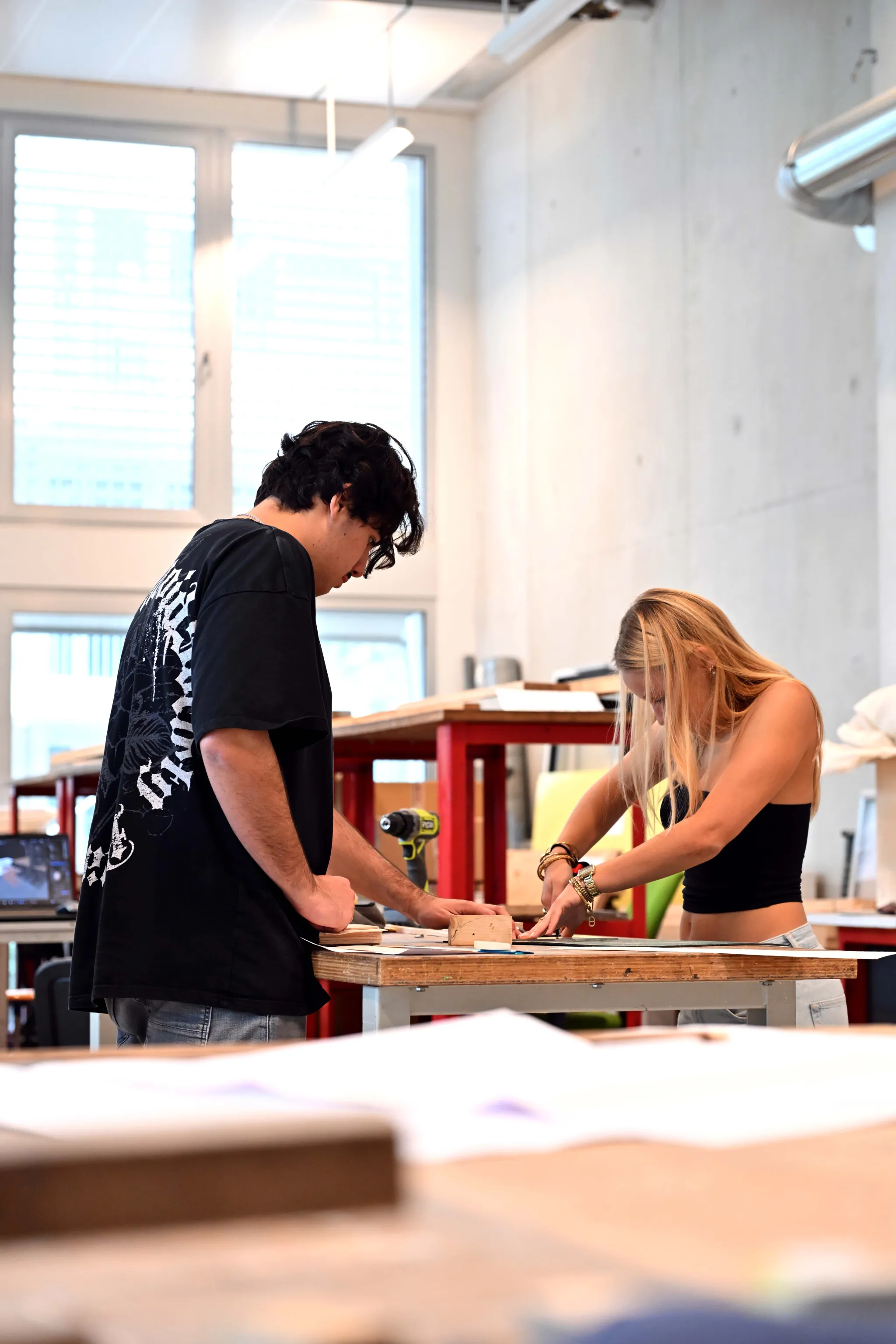 étudiants travaillant ensemble à une découpe