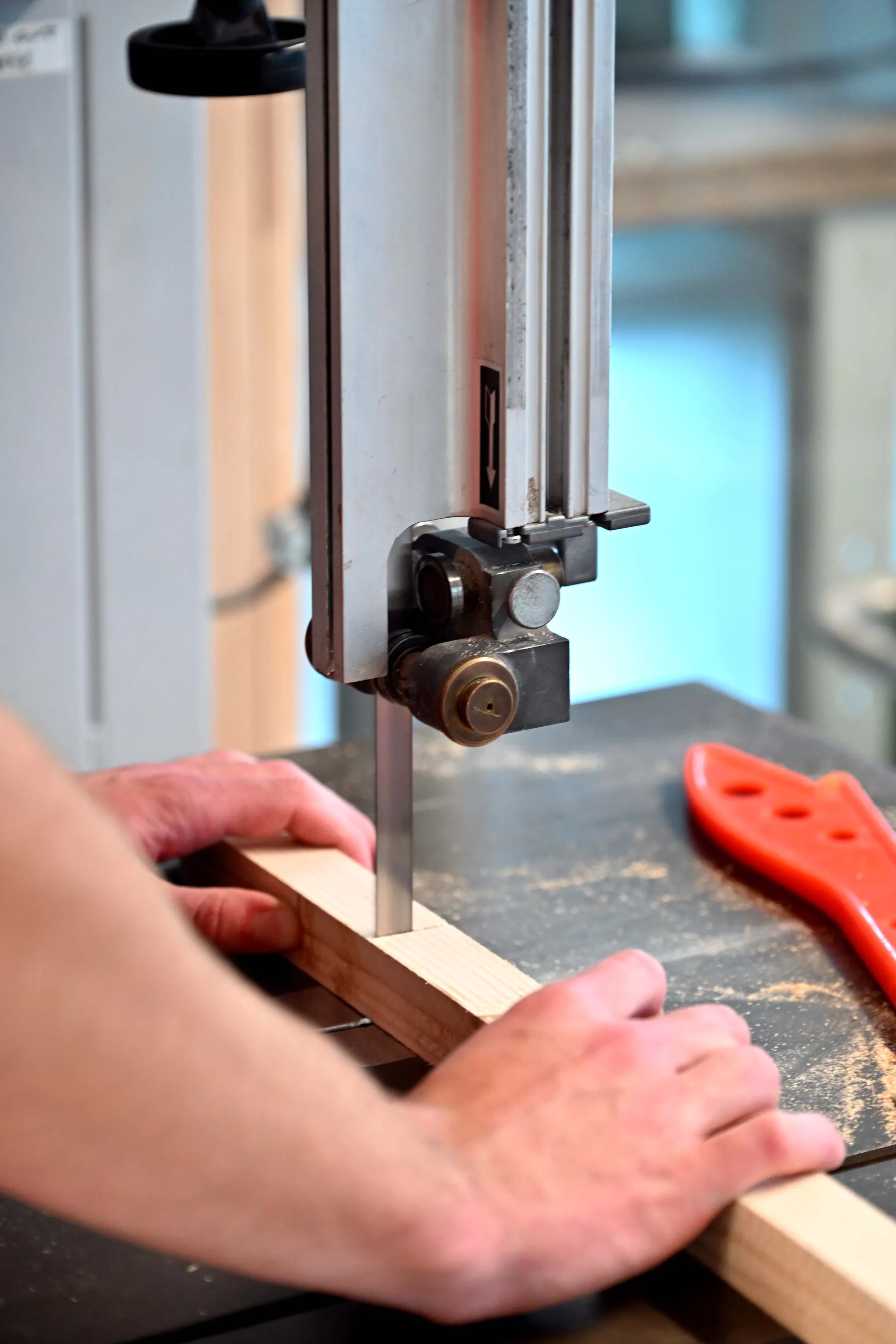 étudiant travaillant avec une scie à ruban