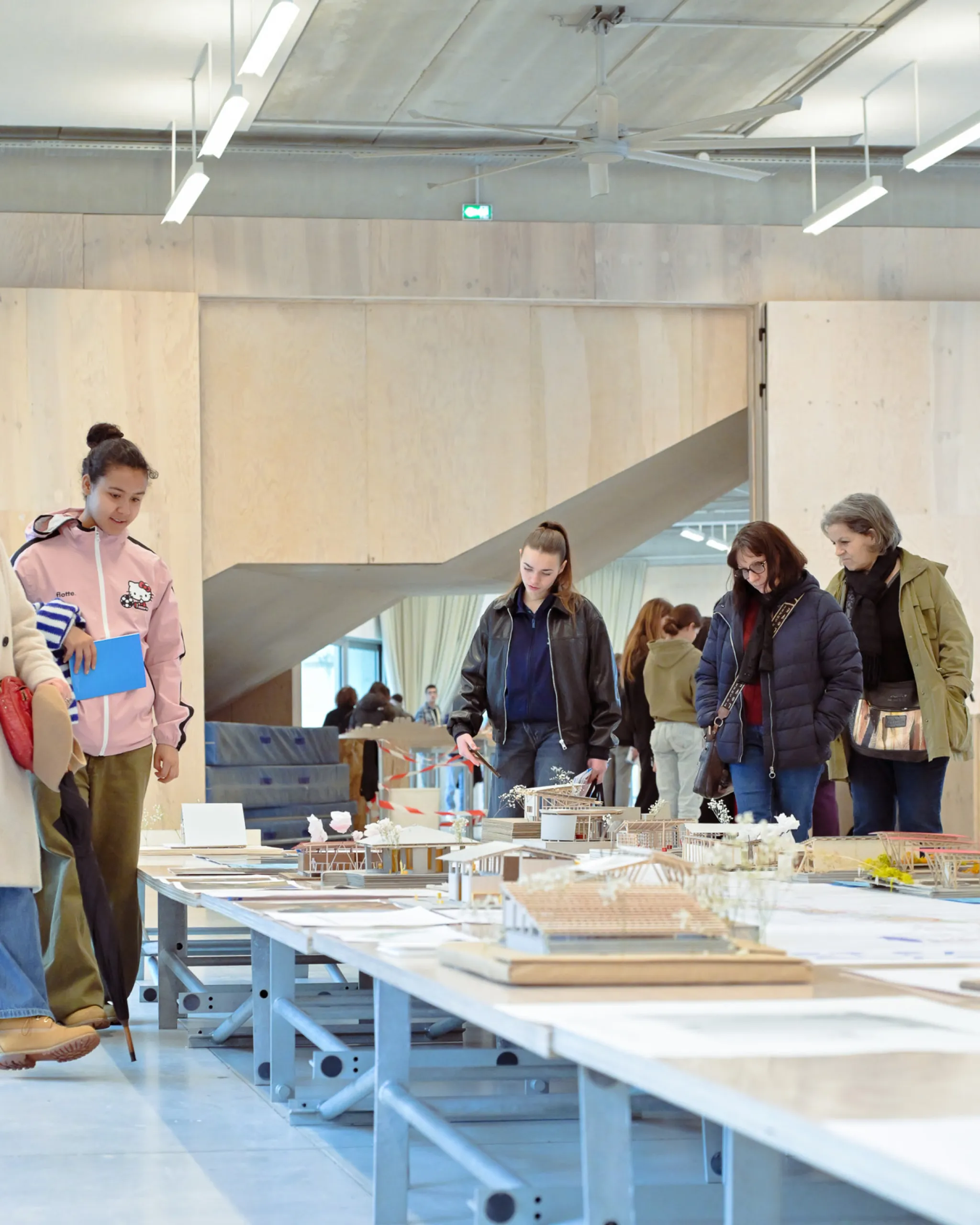 Visiteurs observant les maquettes d'étudiants