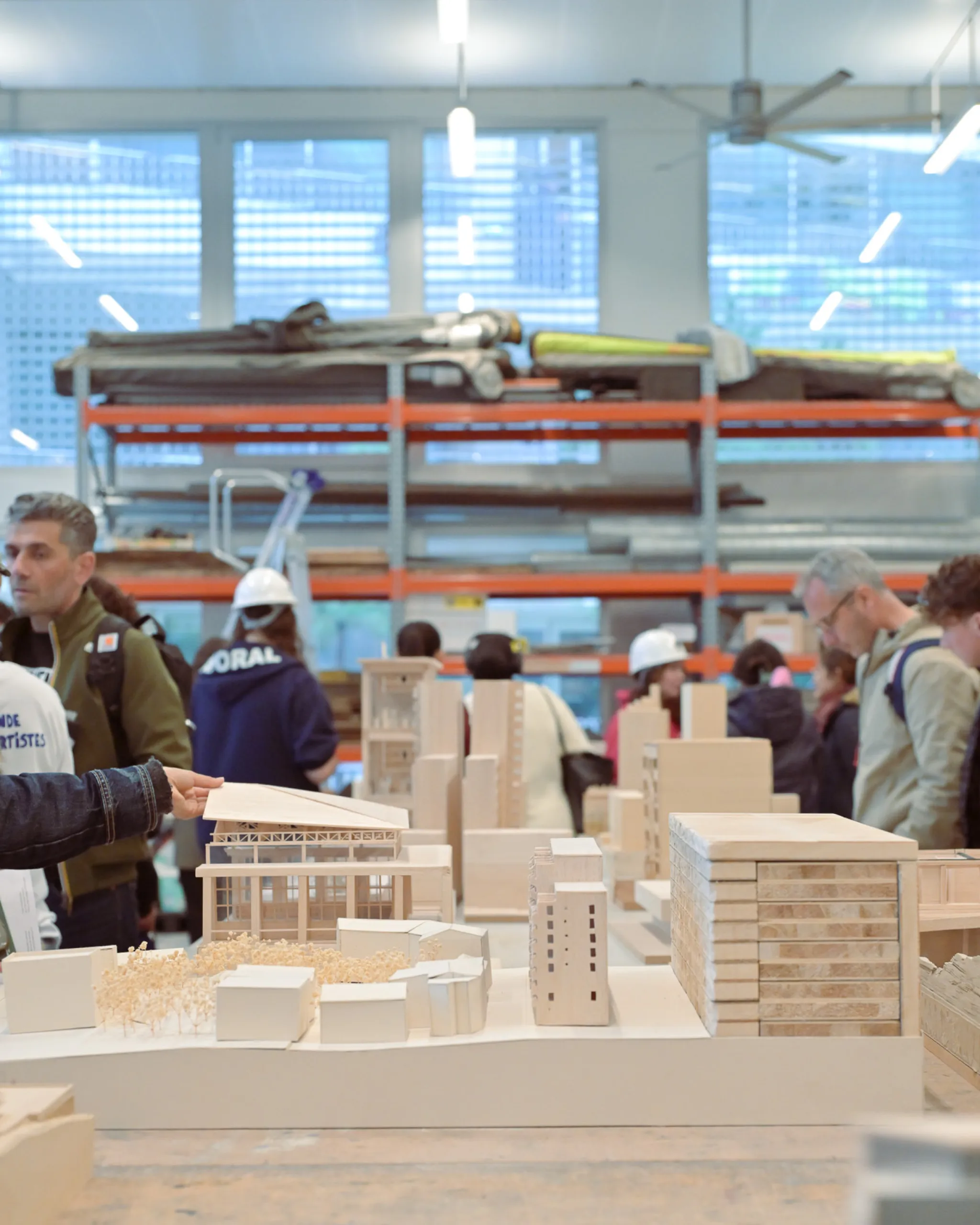 Visiteurs au sein des ateliers