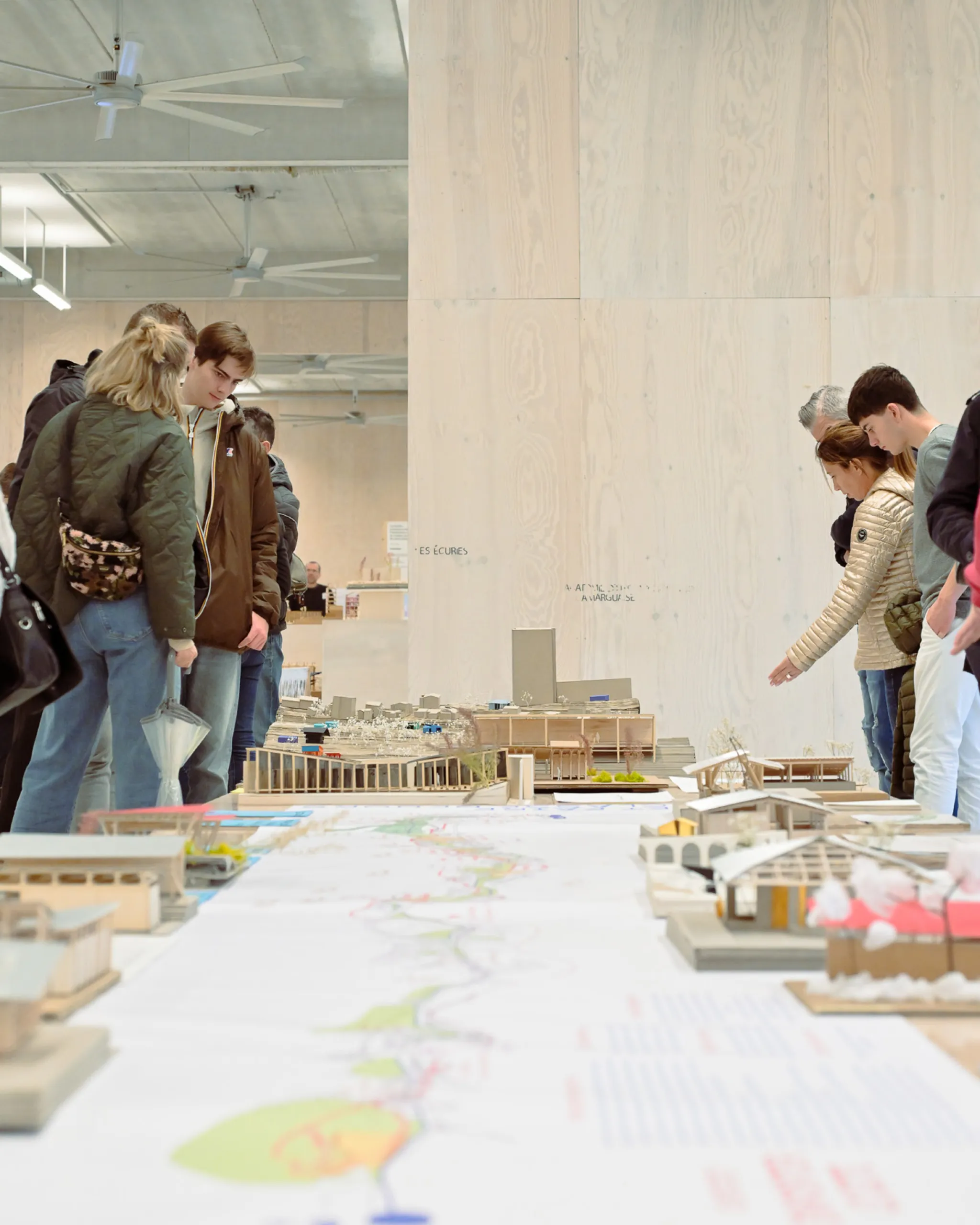Visiteurs observant les maquettes d'étudiants