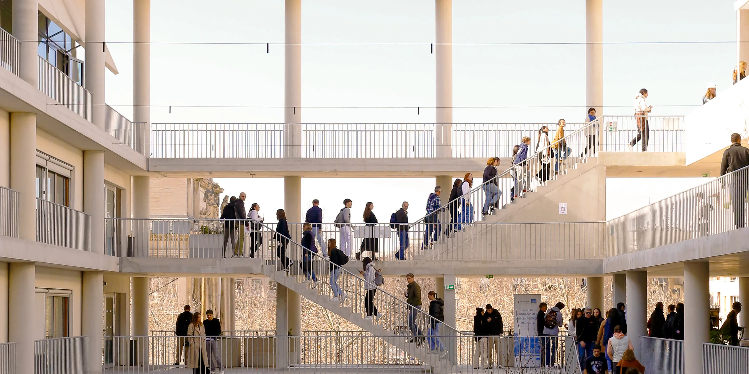 vue de l'imvt depuis le patio avec du public