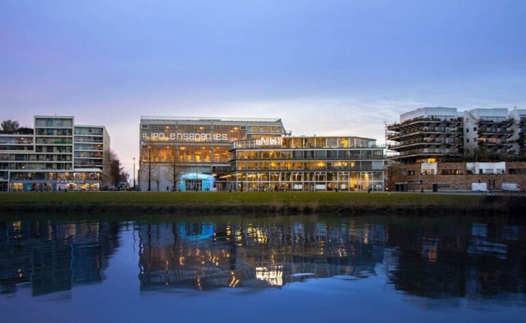 ENSA-Nantes : bâtiment conçu par Anne Lacaton et Jean-Philippe Vassal. . Photo publiée avec la gracieuse autorisation de l'ENSA-Nantes. ® Matthias Rigou , étudiant à l'ENSA-Nantes